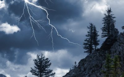 5 Lifesaving Tips For Hikers Caught in a Thunderstorm